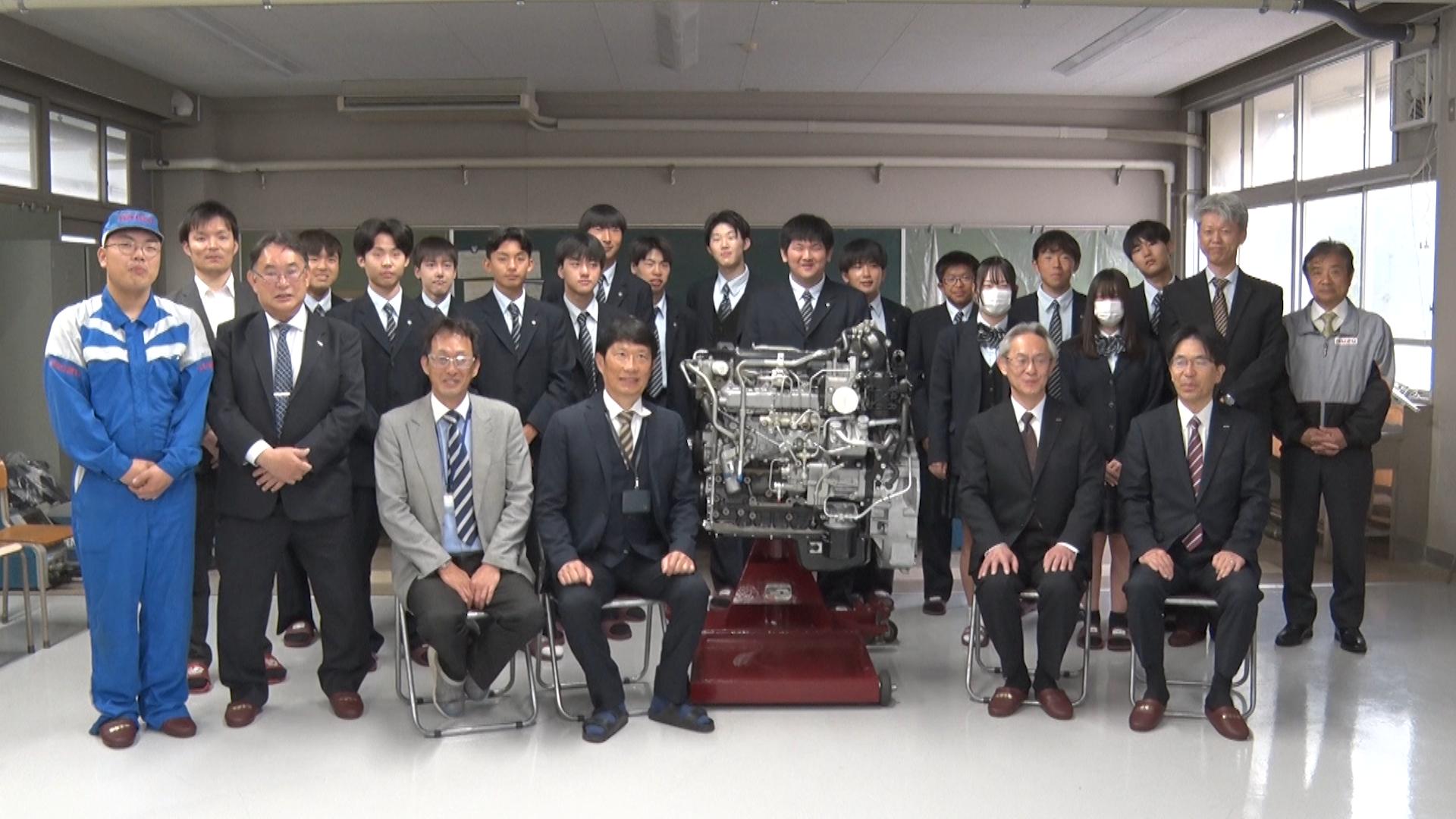 中型トラックのエンジン寄贈　自動車学ぶ高校生に