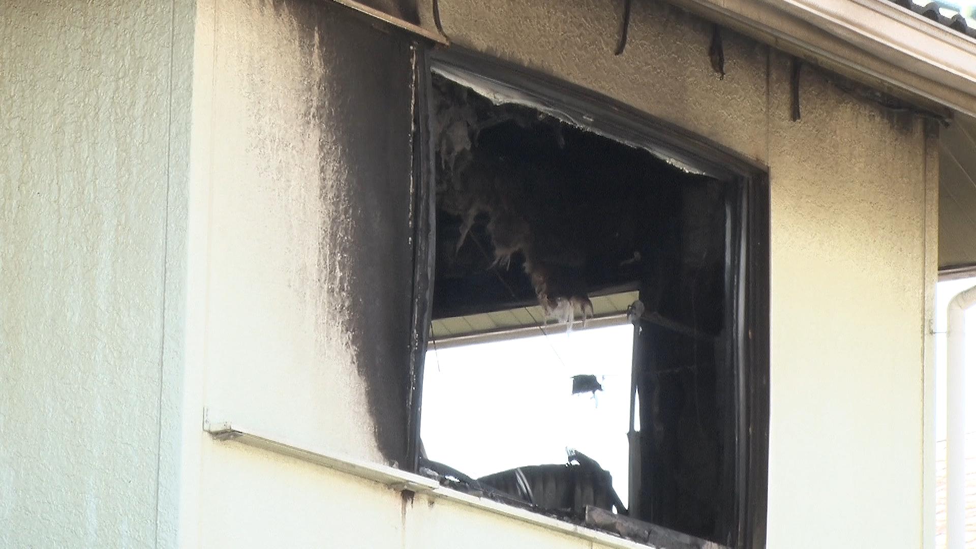 2階建て住宅で2階部分が焼ける火事　女性1人が死亡