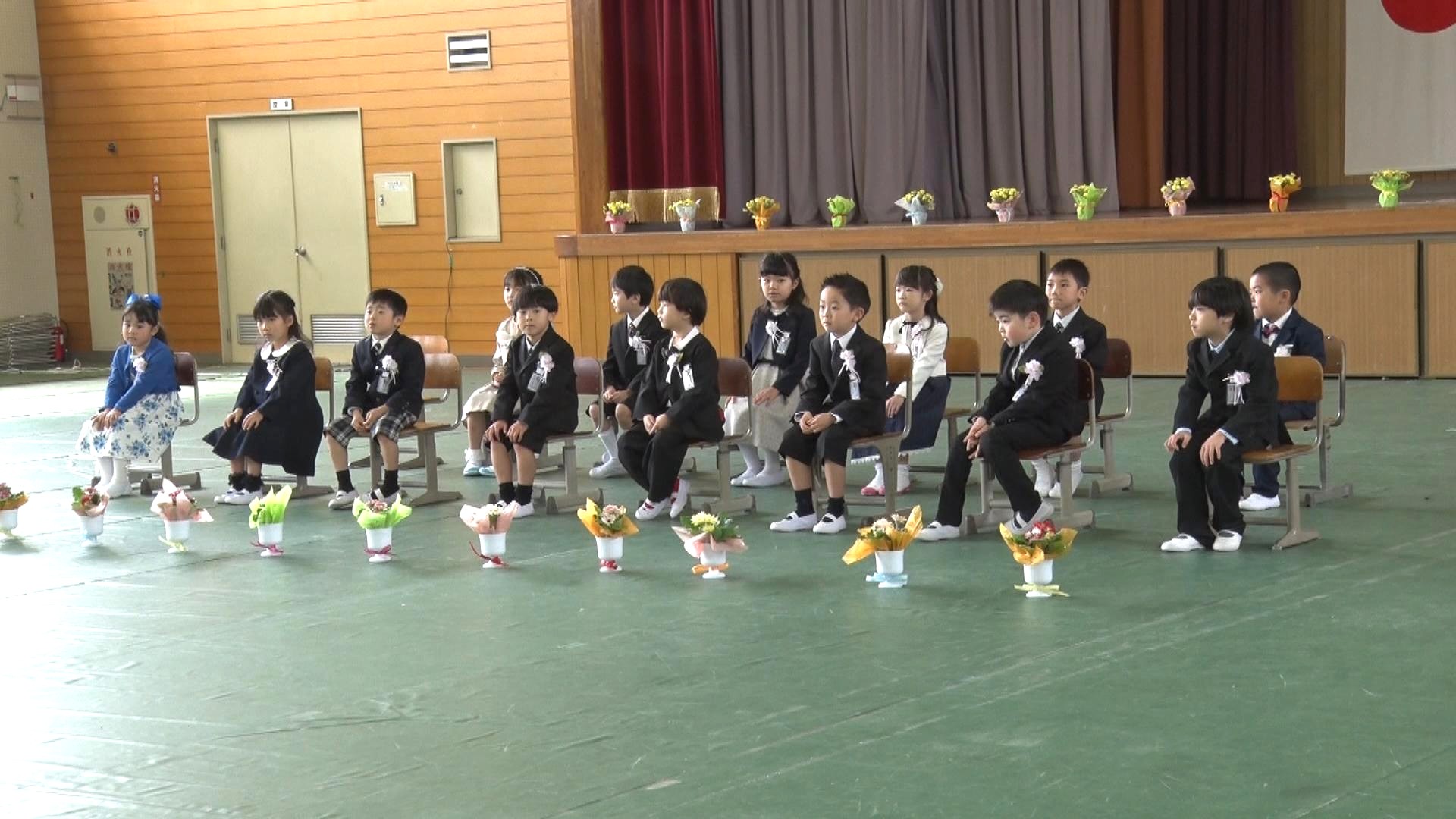 花のアーチくぐり緊張した面持ちで入場　新1年生が学校生活をスタート