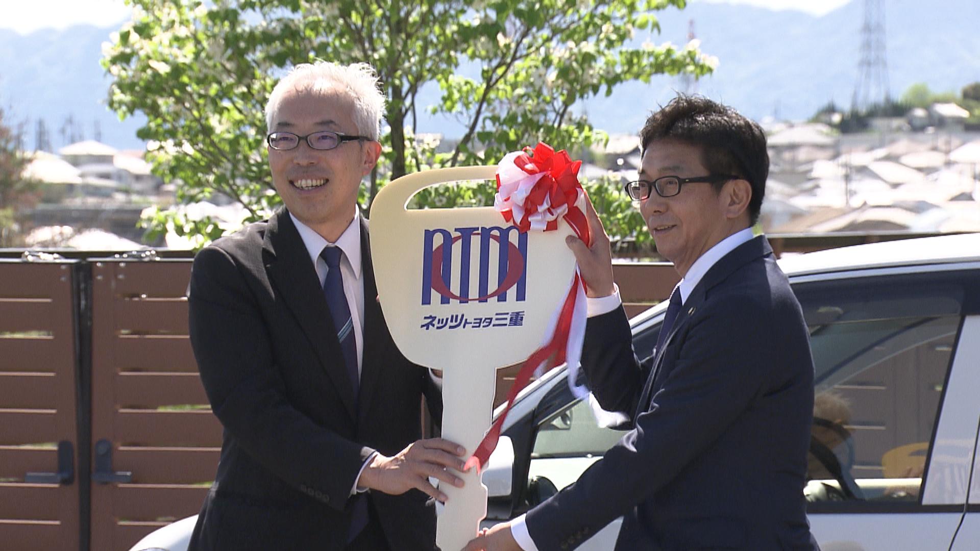 市が行う出前保育などで活用　ネッツトヨタ三重が車を寄贈　