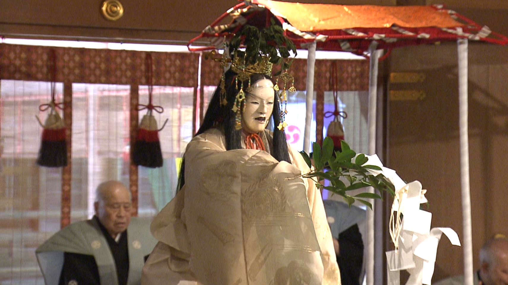 芸能の神様を題材とした能「鈿女」を奉納