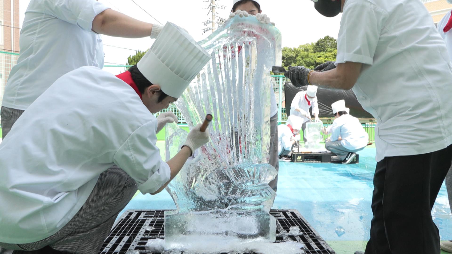 「作業していくと集中できた」　約135キロの氷をハープや白鳥に