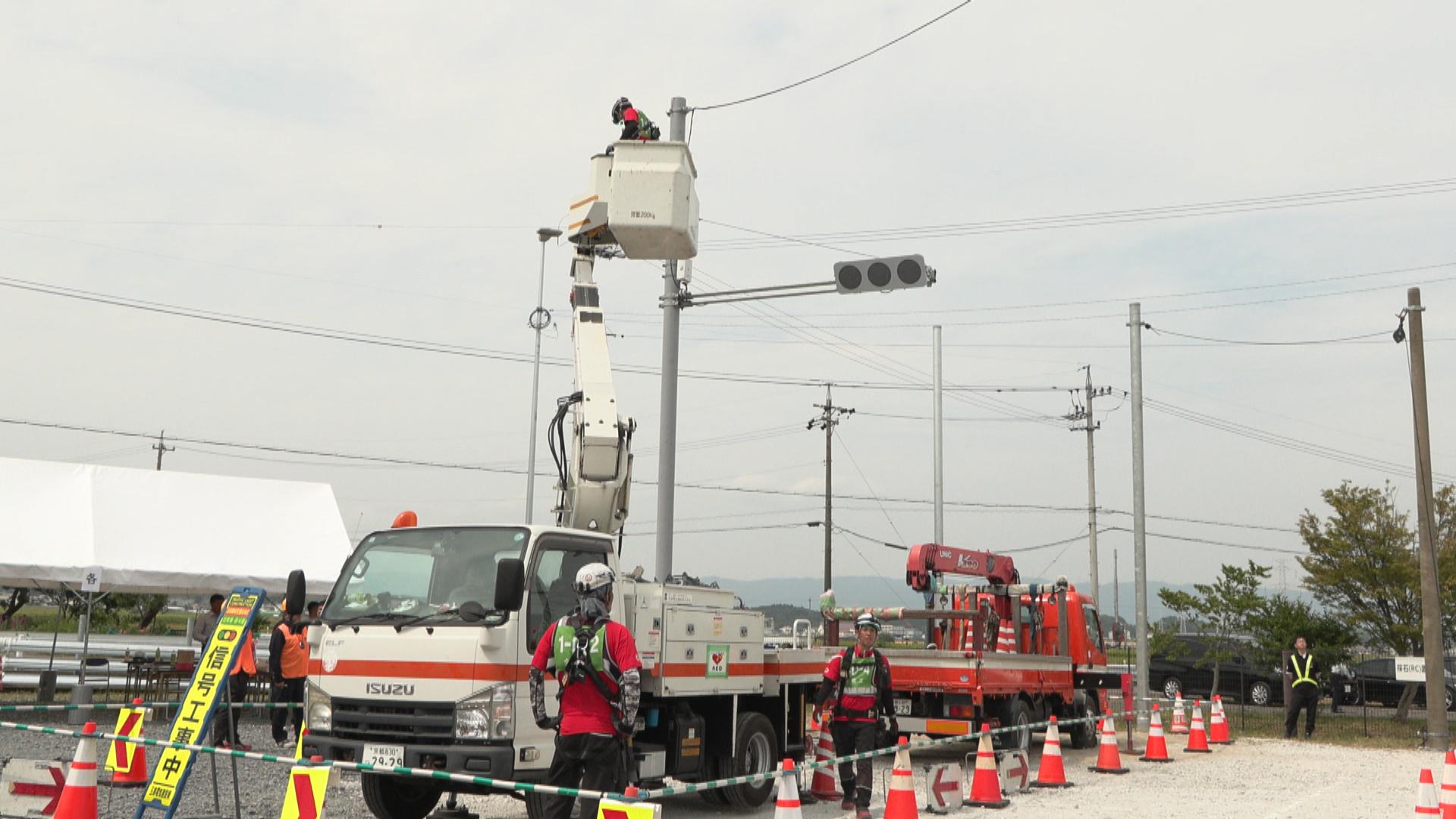 都道府県ごとに器具や配線が異なる信号機　応急復旧の技術競う　