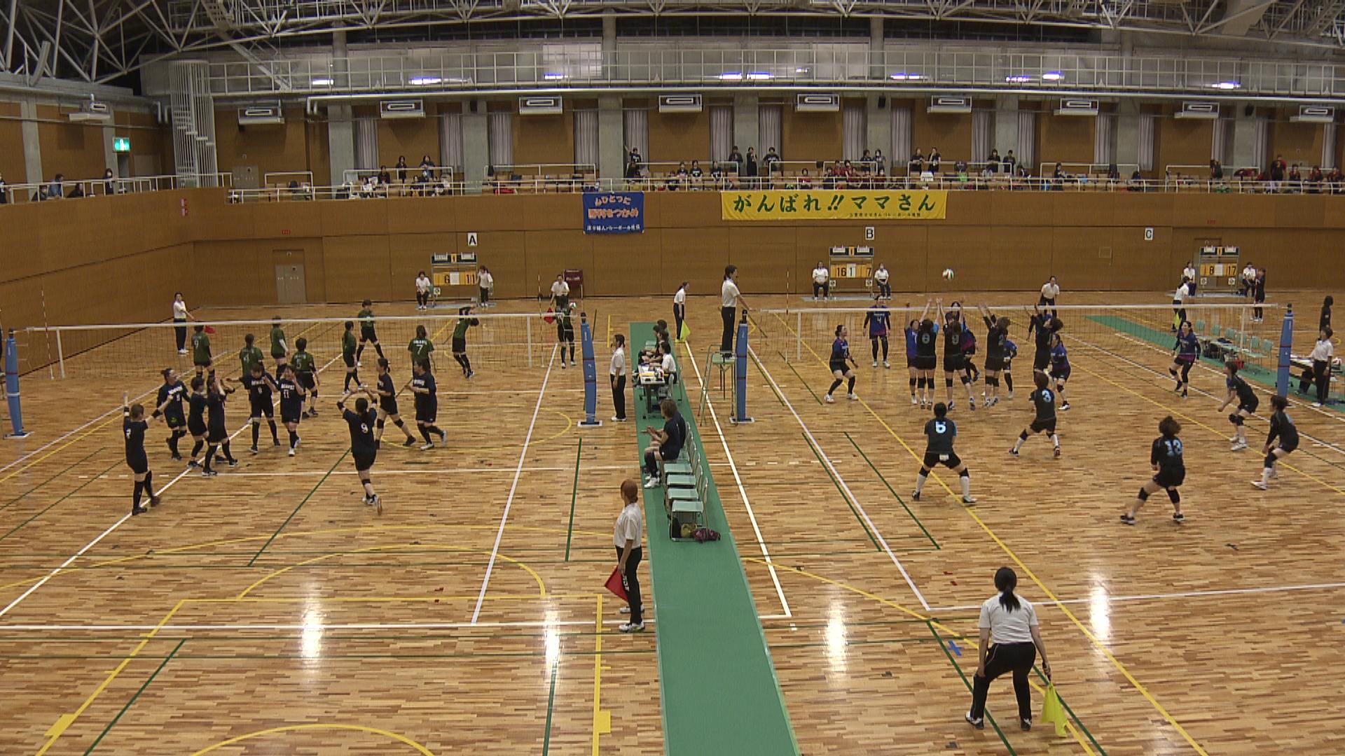 県大会への出場権をかけ力強いプレー　ママさんバレー決勝大会始まる