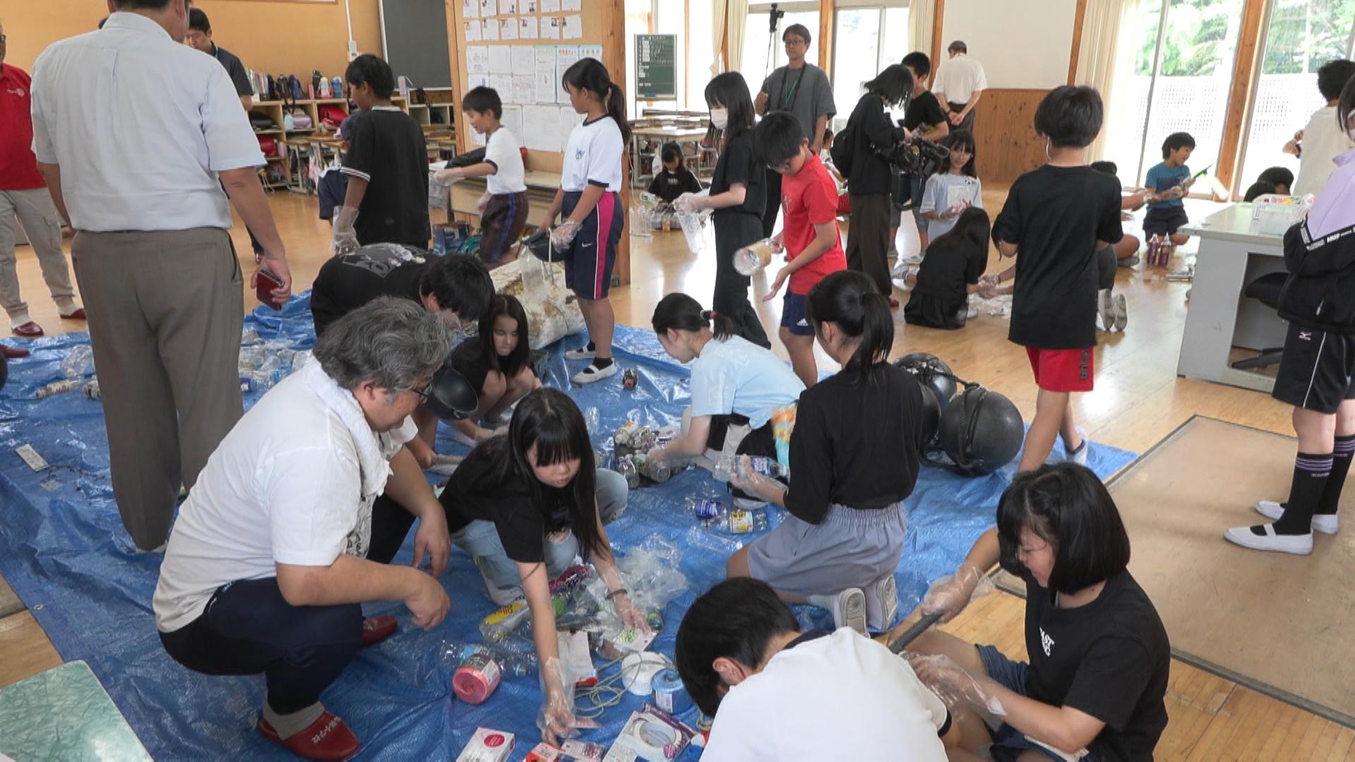 漂着ブイを太鼓に　小学生が海ごみから楽器づくり