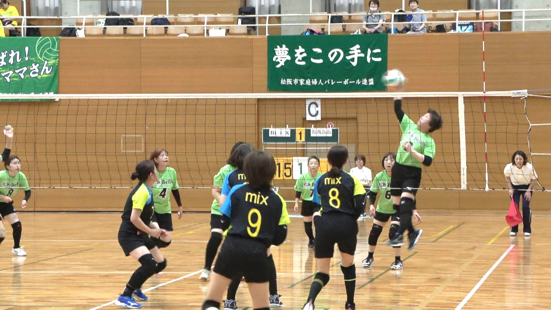 50代ママさんたちが躍動！バレーボール予選大会開催　三重・津市