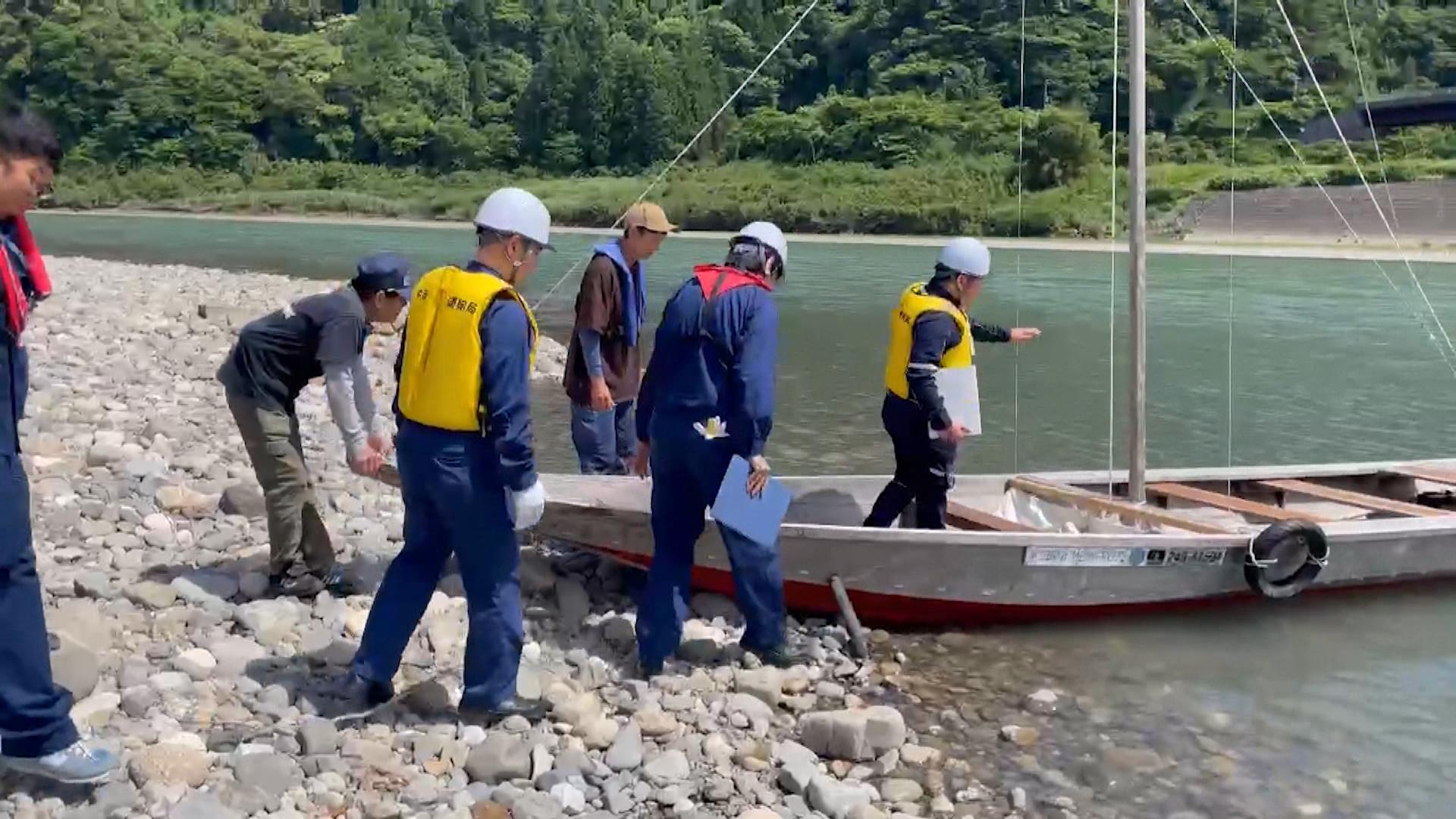 三重と和歌山の県境を流れる熊野川を運行　「三反帆」の安全点検
