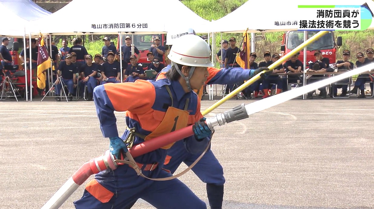 長さ20メートルのホースつなぎ的にむけて放水　消防団が技術競う