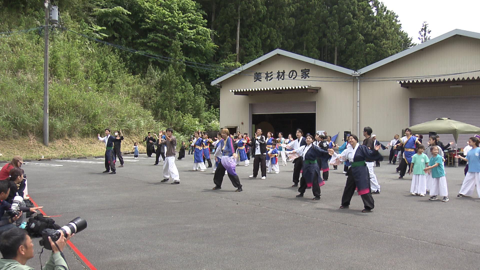 「道の駅美杉」に13のよさこいチームが集結　演舞を披露