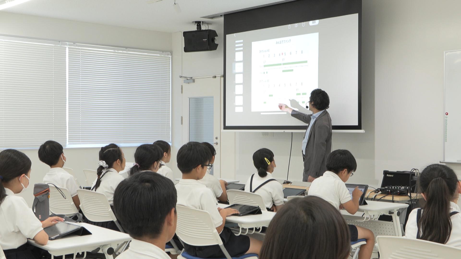 タブレット端末から様々な楽器の音色が　小学校で出前授業