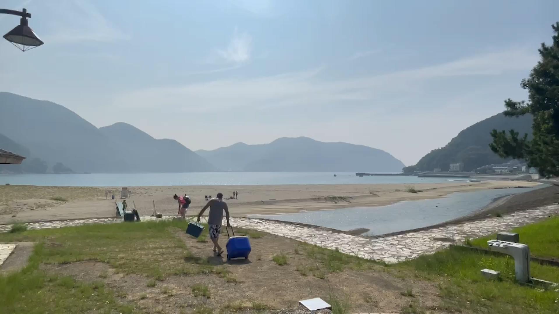 「快水浴場百選」のひとつ　新鹿海水浴場が海開き　三重・熊野市