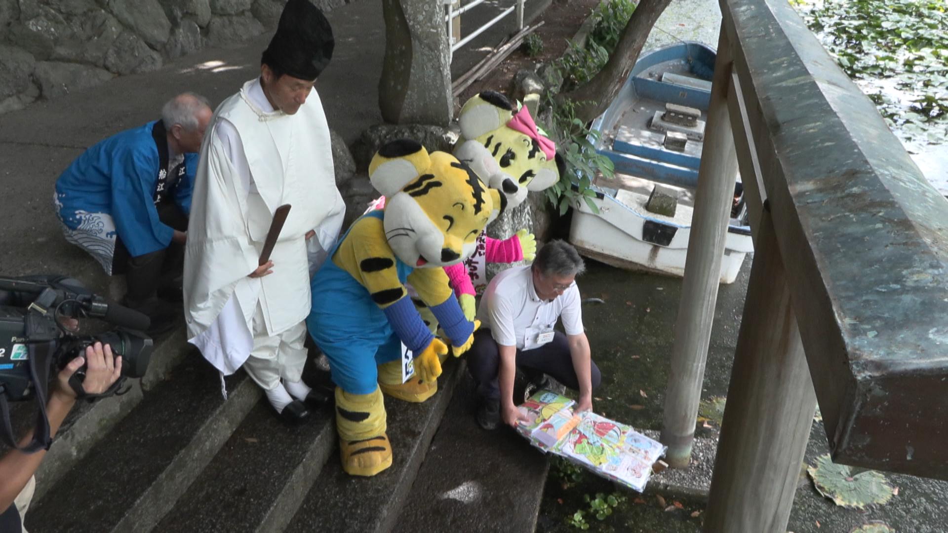 七夕に願った短冊やぬり絵を祈祷　買い物客らが家族の成長など願い約3700枚