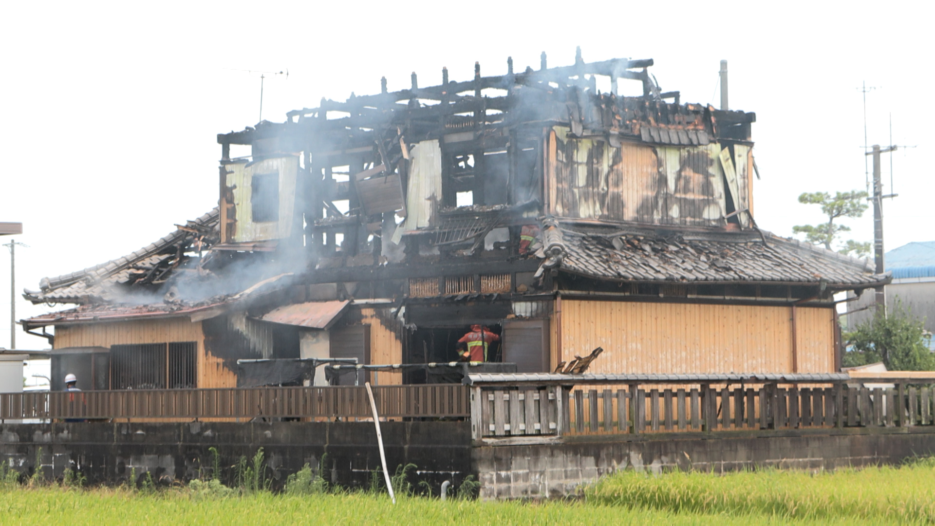 木造2階建ての住居で火事　焼け跡から遺体みつかる