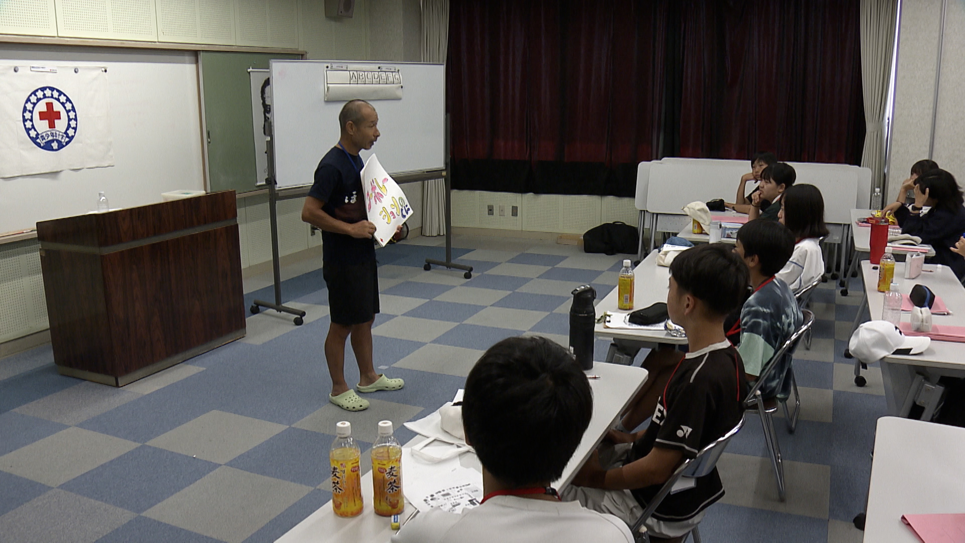 子どもたちが仲間と協力してフィールドワーク　リーダーシップについて学ぶ