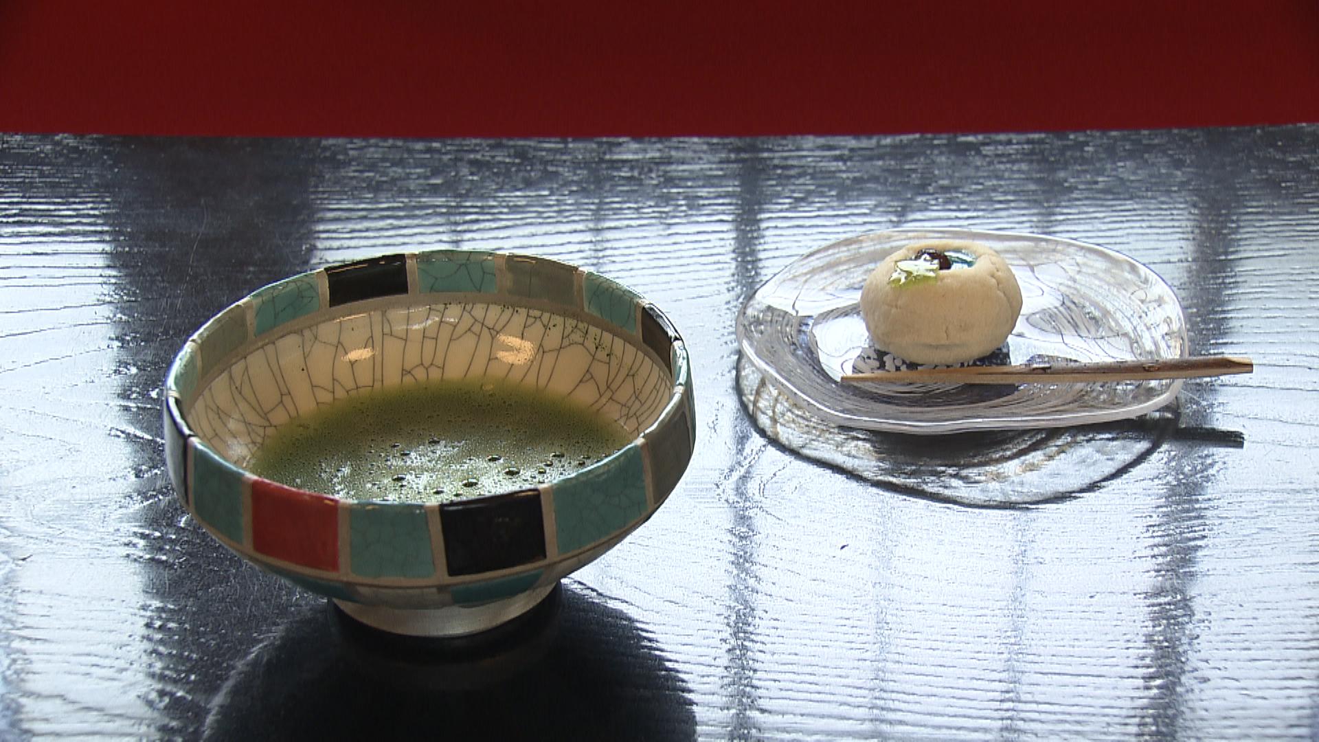 花火や金魚など季節感あふれる作品並ぶ　萬古焼の茶わんで抹茶味わう