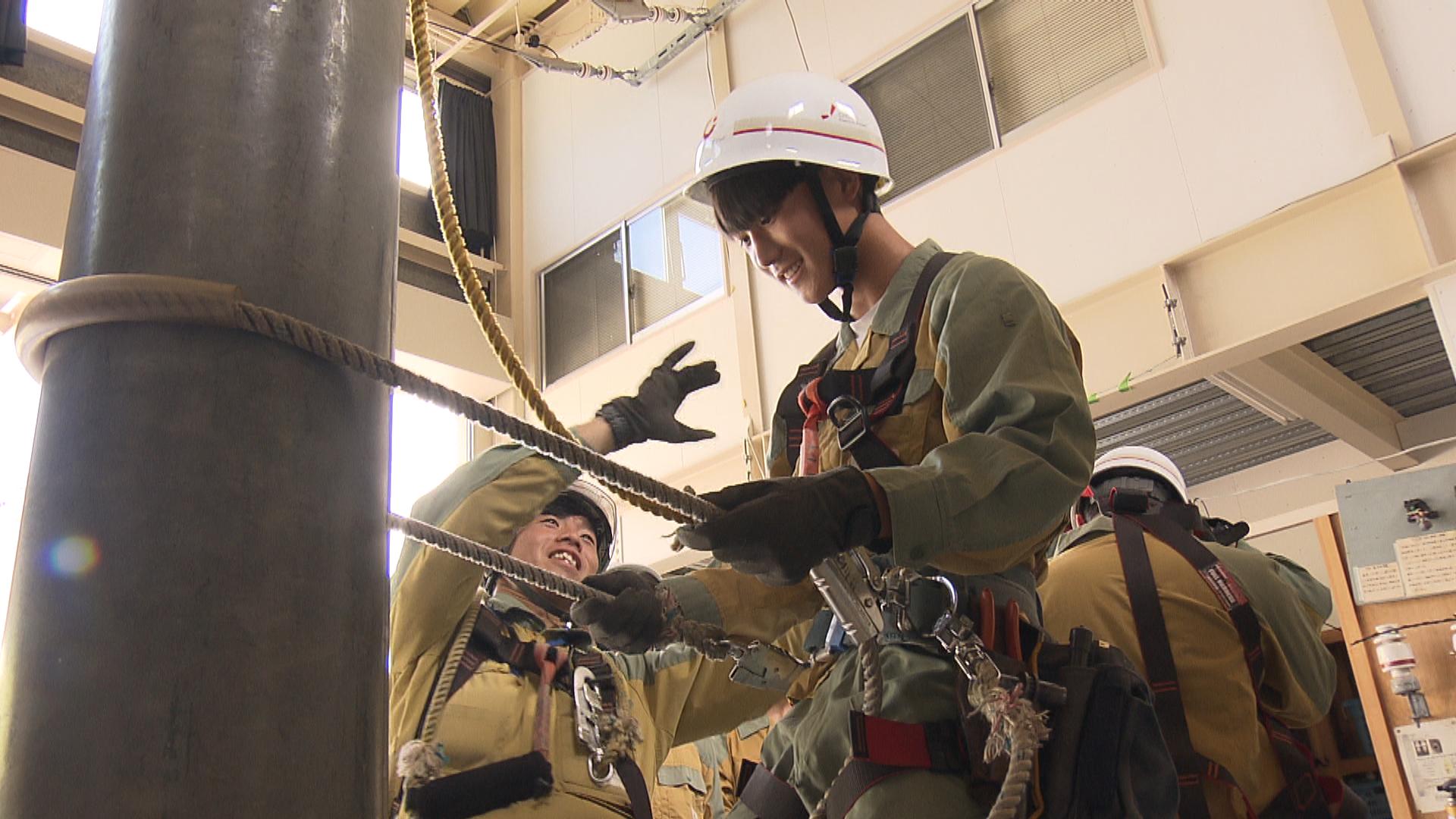 電気について学ぶ高校生が配電の仕事を体験　
