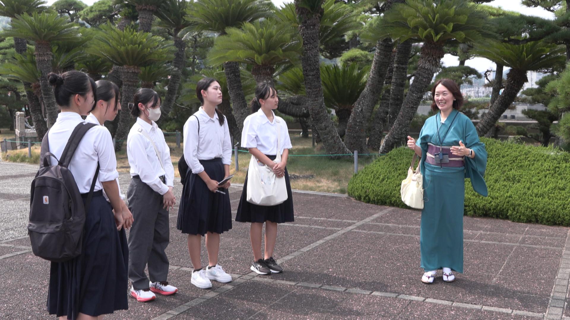 外国人観光客に英語で案内　高校生がガイド学ぶツアー　