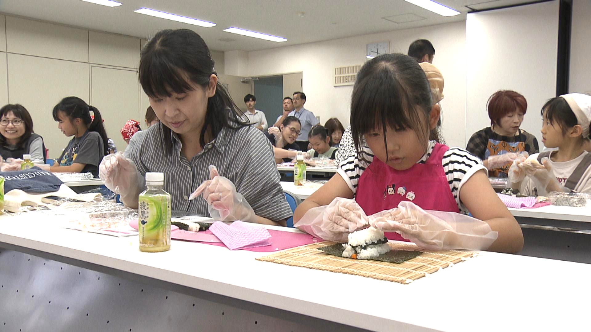 「難しいけど楽しい」　親子で巻き寿司に挑戦