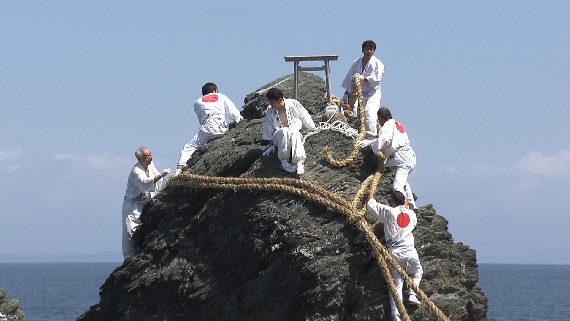 鳥居の役割　夫婦岩の大注連縄の張り替え神事　