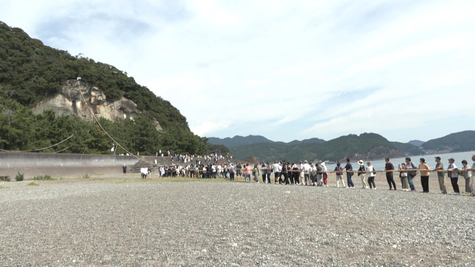 世界遺産の神社で170mのお綱かけ　ケント・モリさんが奉納神事で舞う