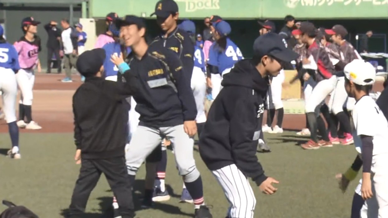子どもと高校球児が一緒にプレー　女子軟式野球も登場　「みえベースボールフェスタ」