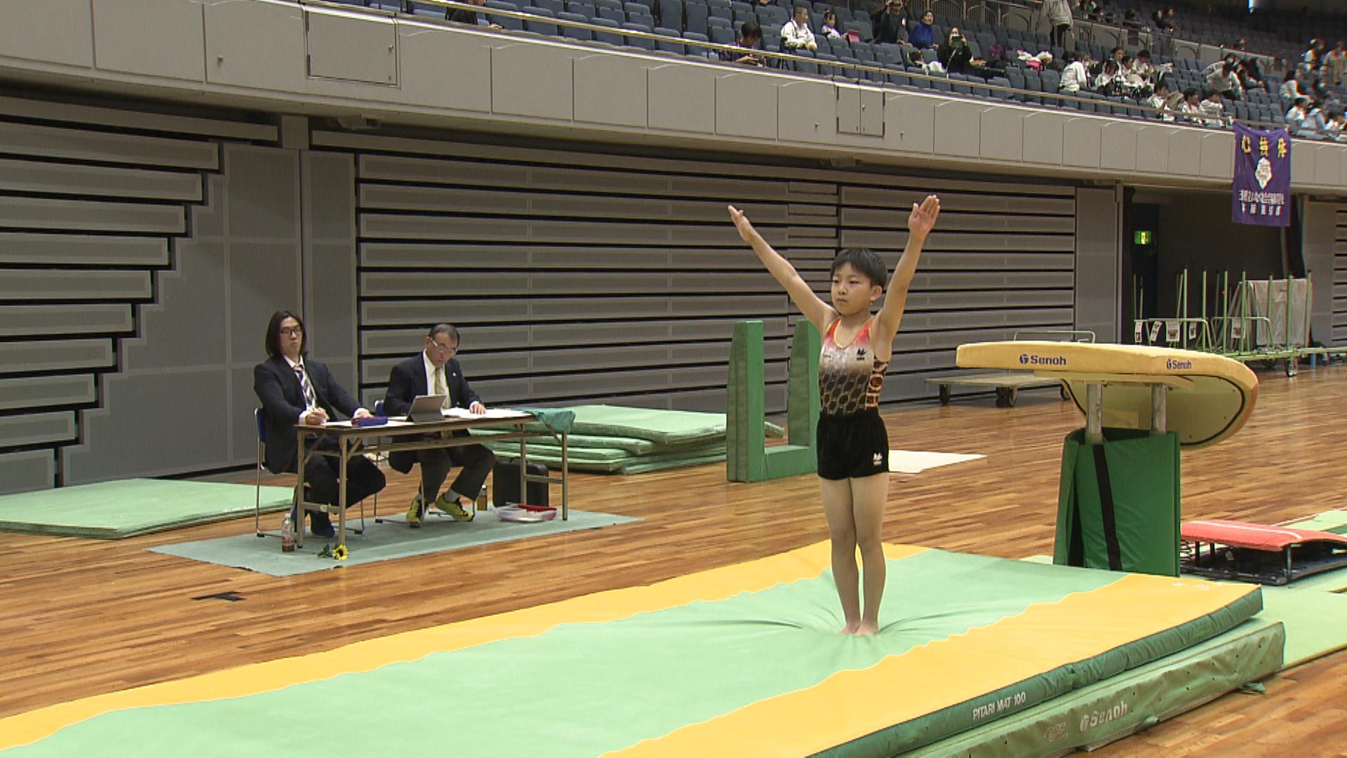 小中学生100人が体操競技　あん馬・平均台などで躍動