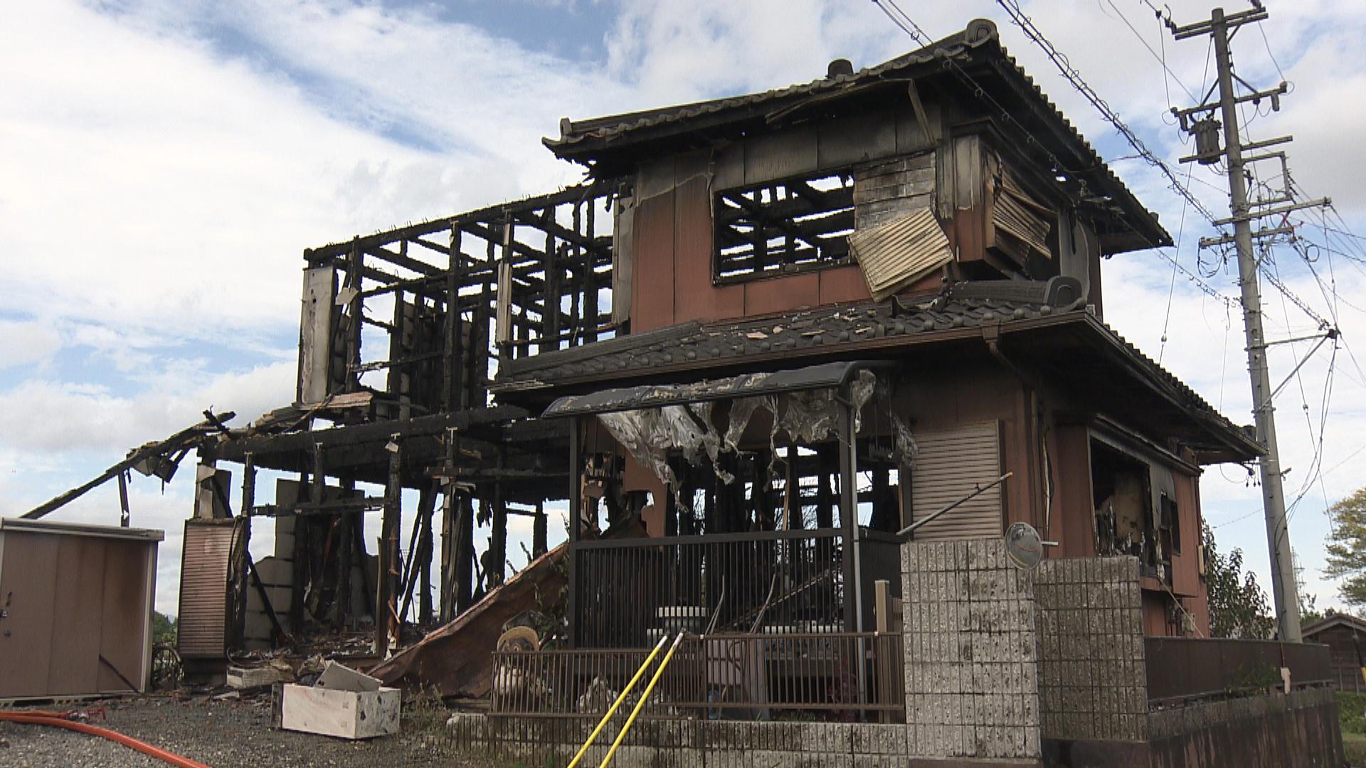 木造住宅が全焼　焼け跡から女性遺体発見　85歳母と連絡取れず