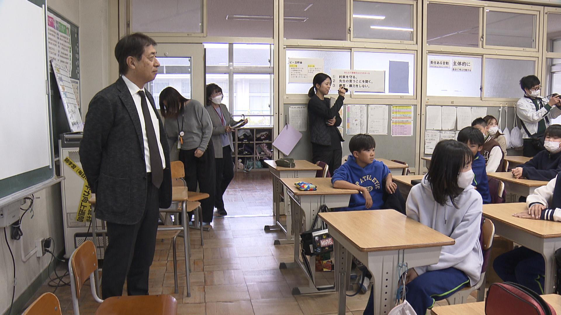 児童が町の魅力を町長に発表　