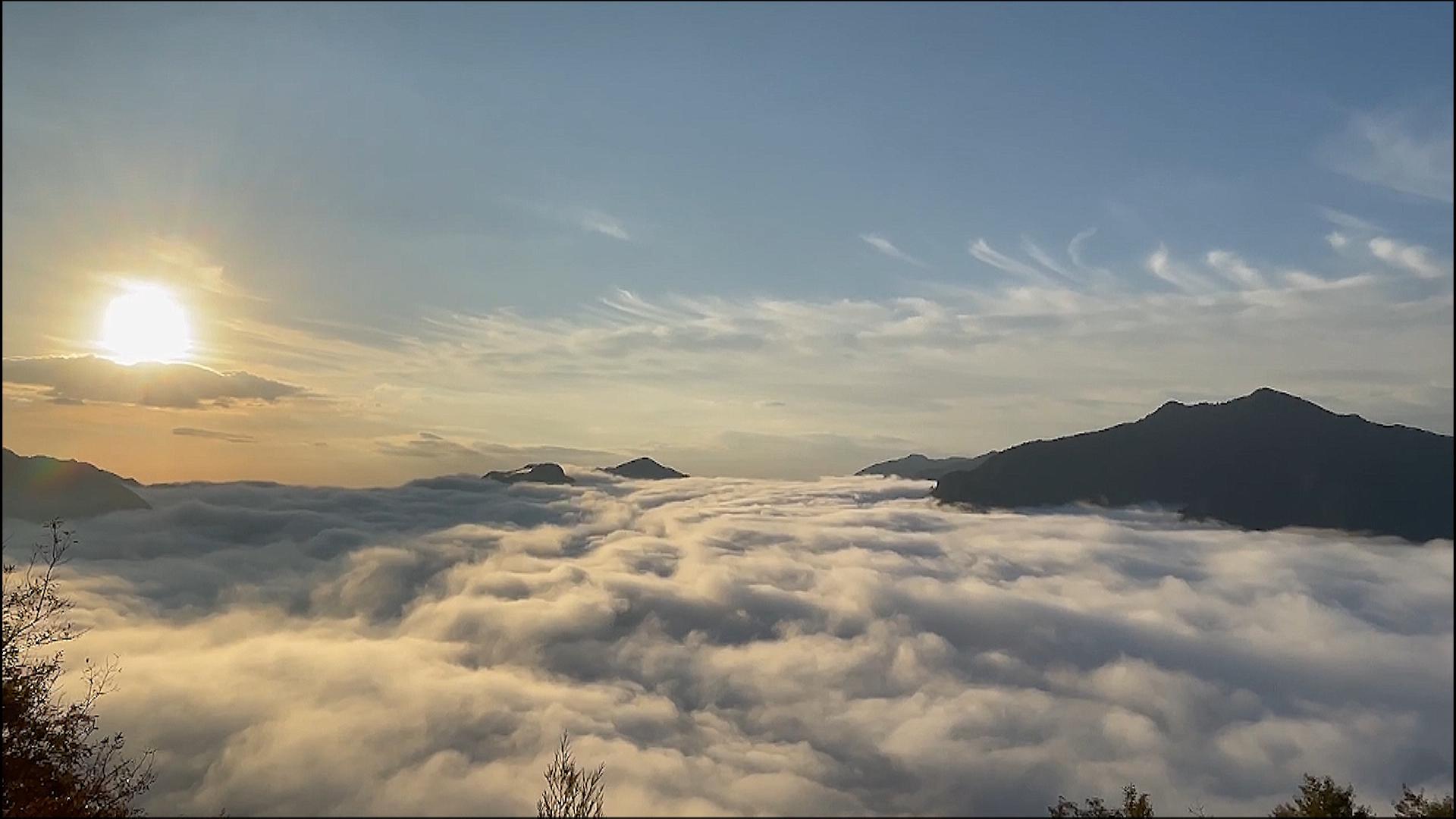赤く染まる絶景　山肌を流れ落ちる「風伝おろし」　三重・御浜町