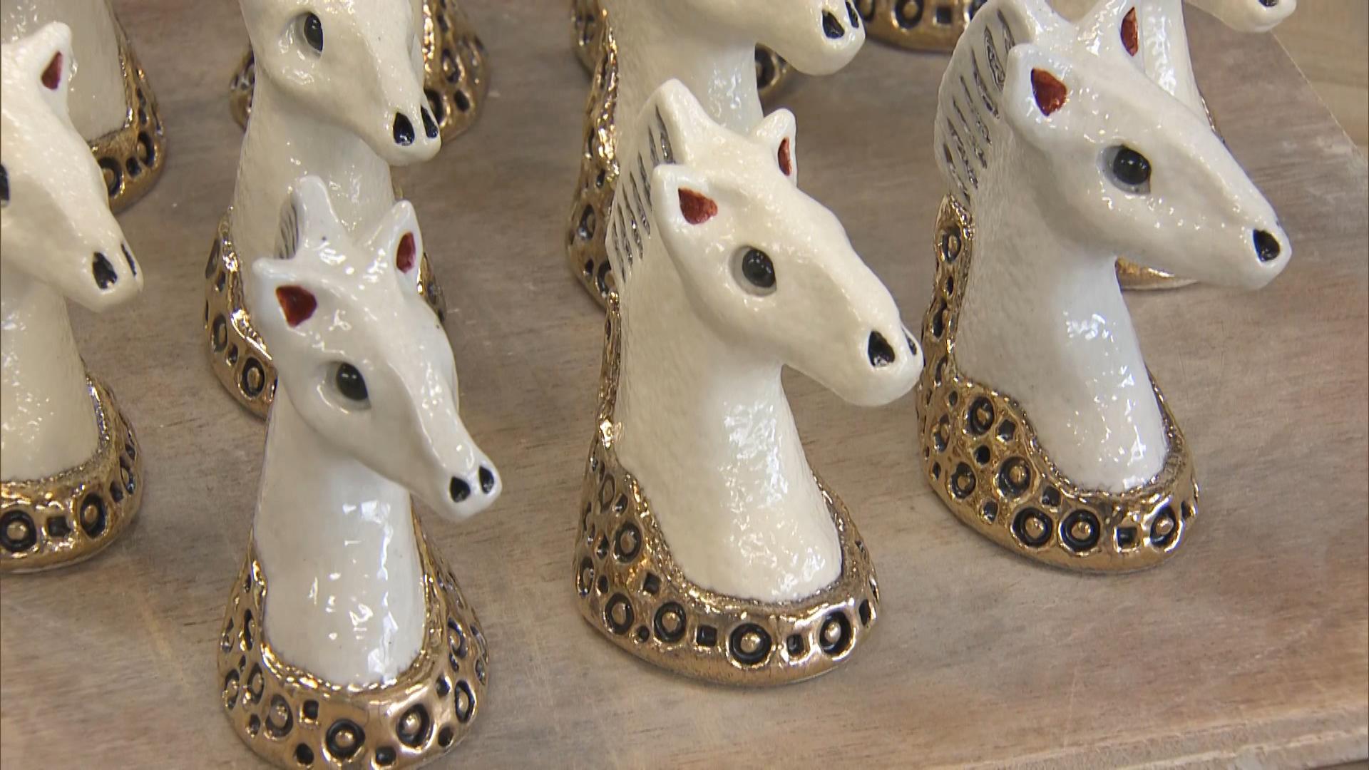 注文受け一体ずつ手作り　新年を迎える干支の置物作りが最盛期