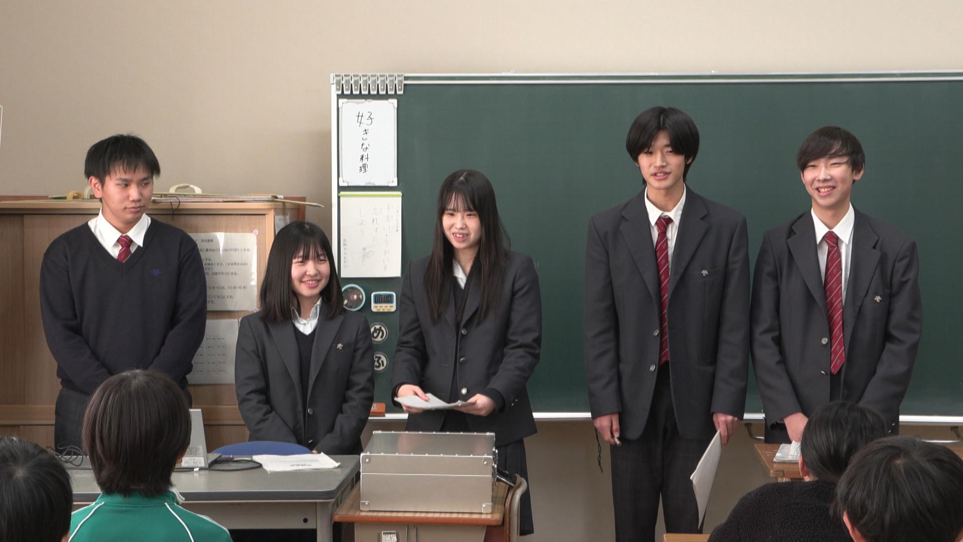 「小学生でも一定の収入があると所得税を」　高校生が児童に租税教室