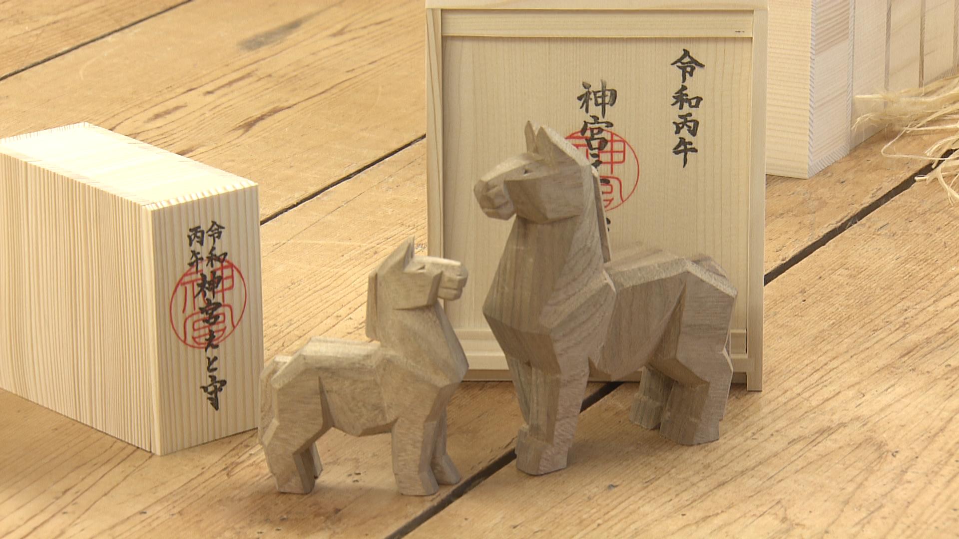 神宮林のクスノキを使った一刀彫　「干支守」の箱詰め最盛期