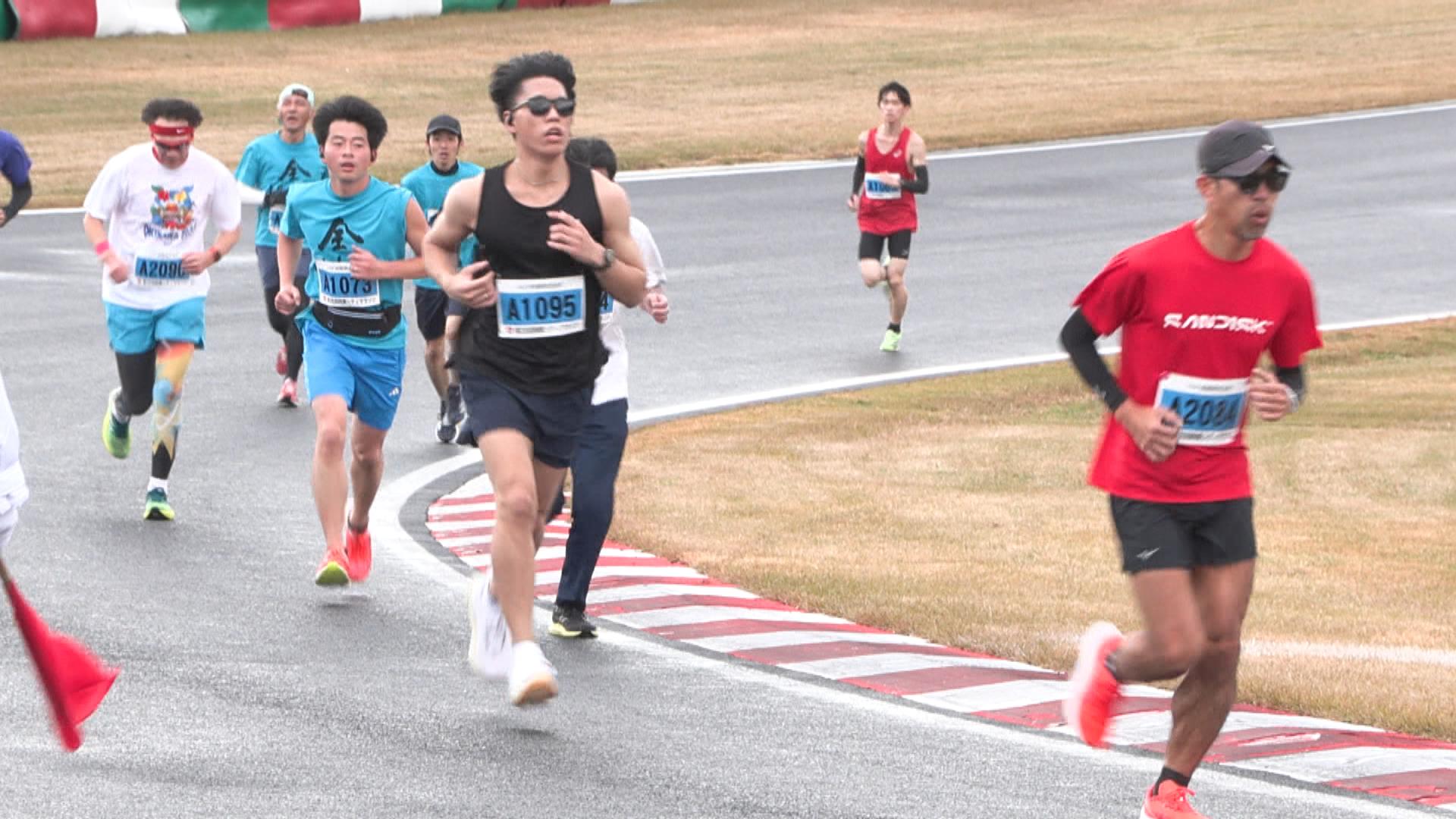 サーキットコースでランナーが駆け抜ける　シティマラソン　