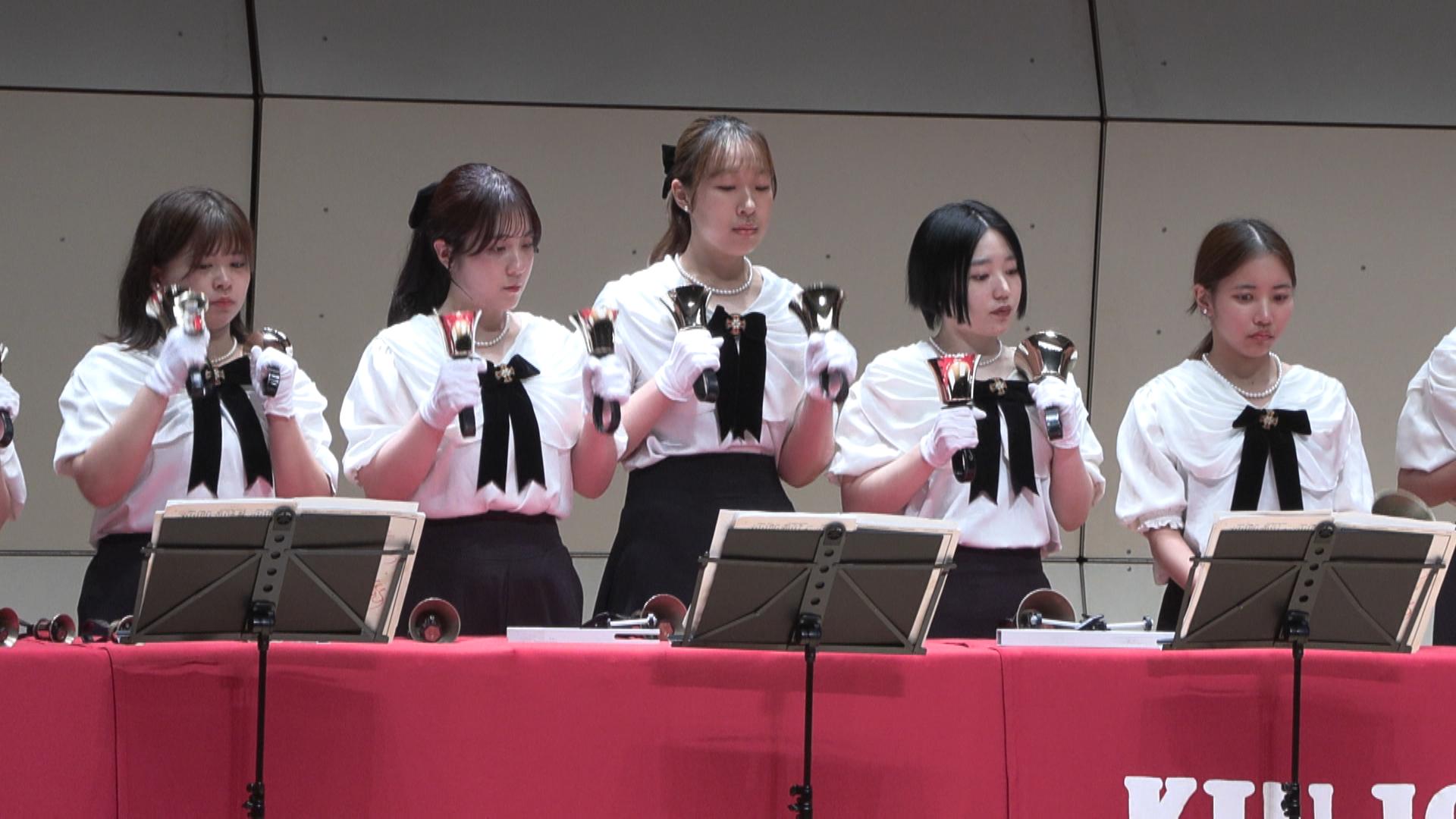 ゴスペルの優しい歌声とハンドベルで一足早いクリスマス