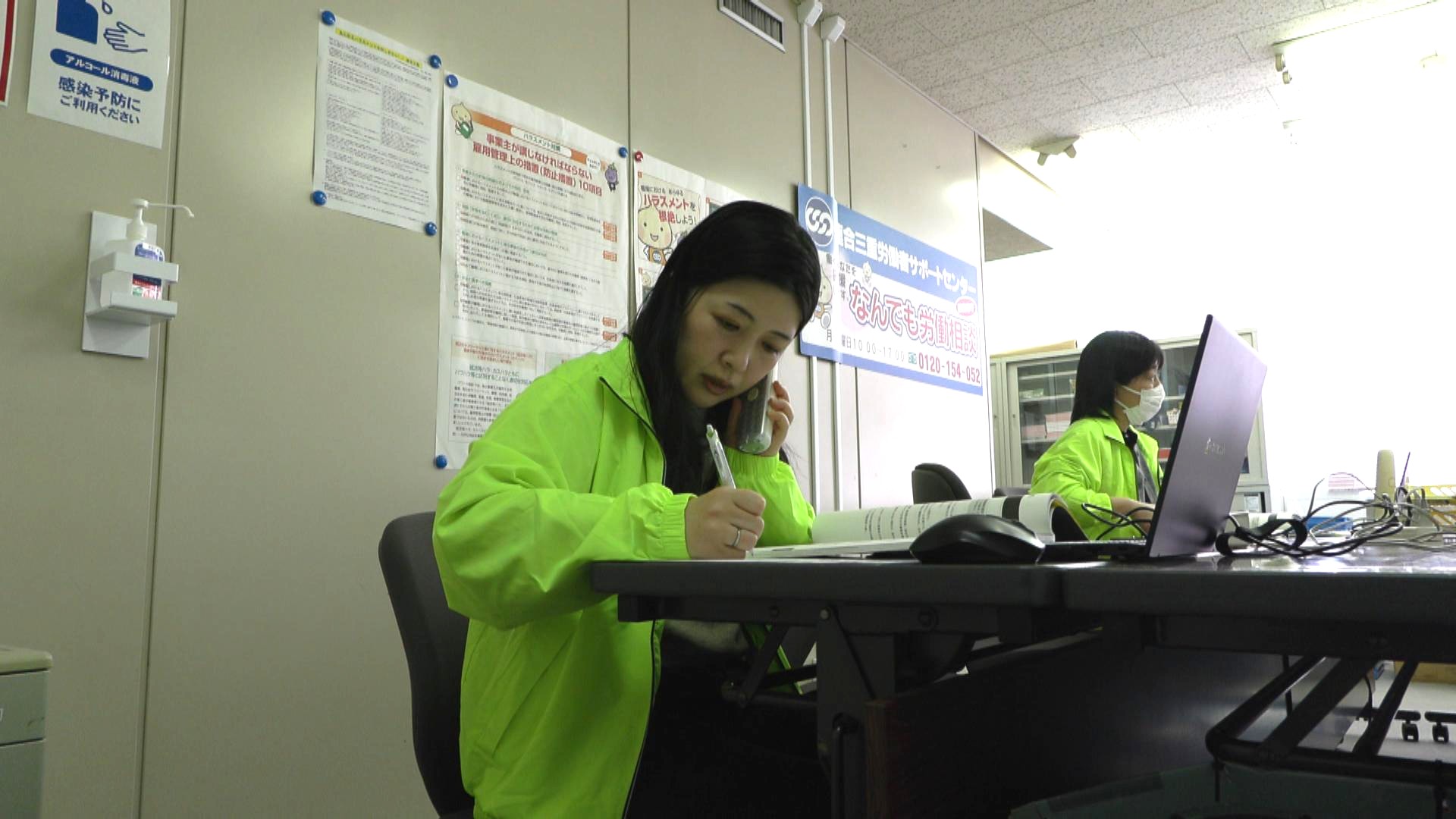 「休日出勤が当たり前に」長時間労働の悩みに対応　労働相談ホットライン始まる