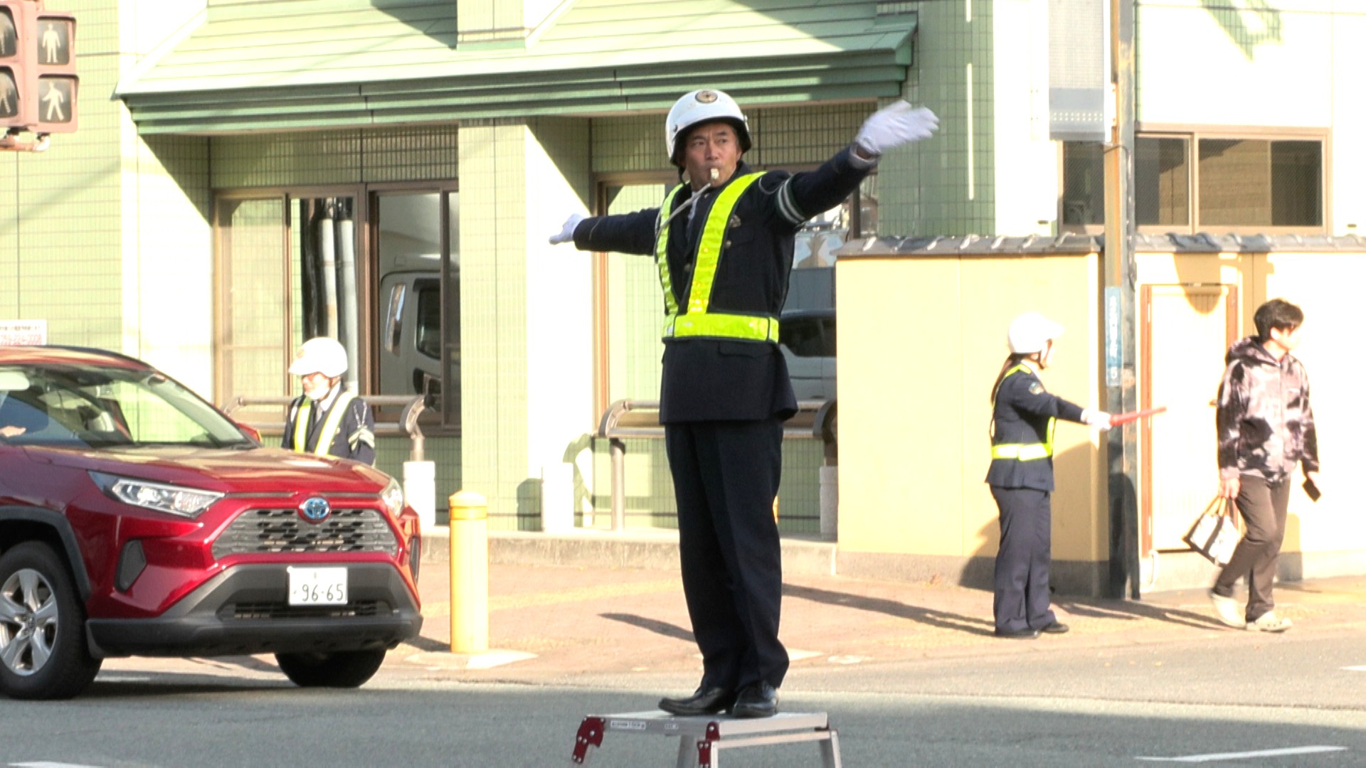地震発生を想定し　実際の道路で手信号訓練