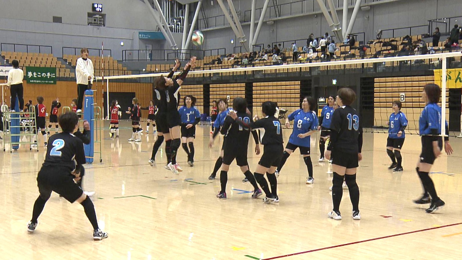 ママさんバレー県大会決勝　50回記念大会で熱戦