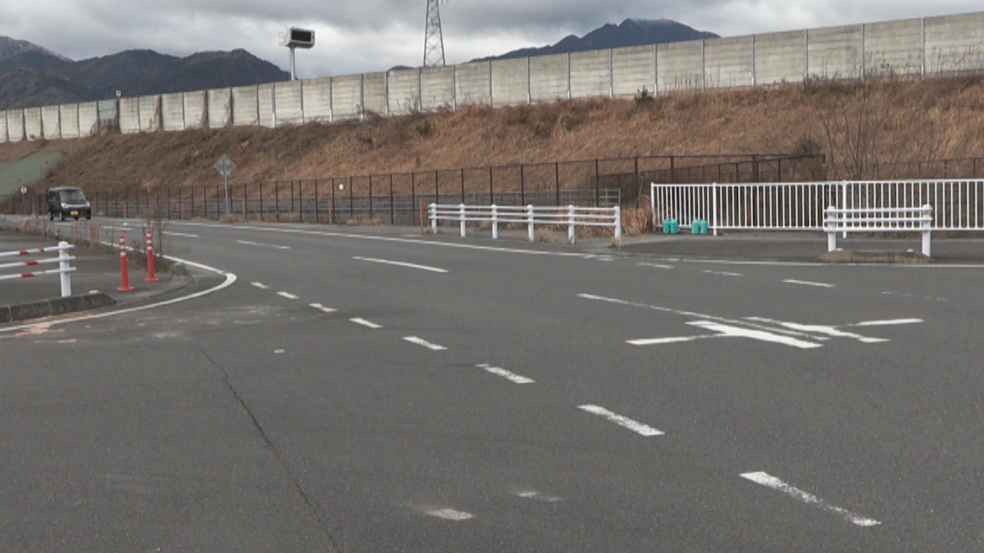 車外に投げ出され高校生死亡　交差点で軽と乗用車が衝突　