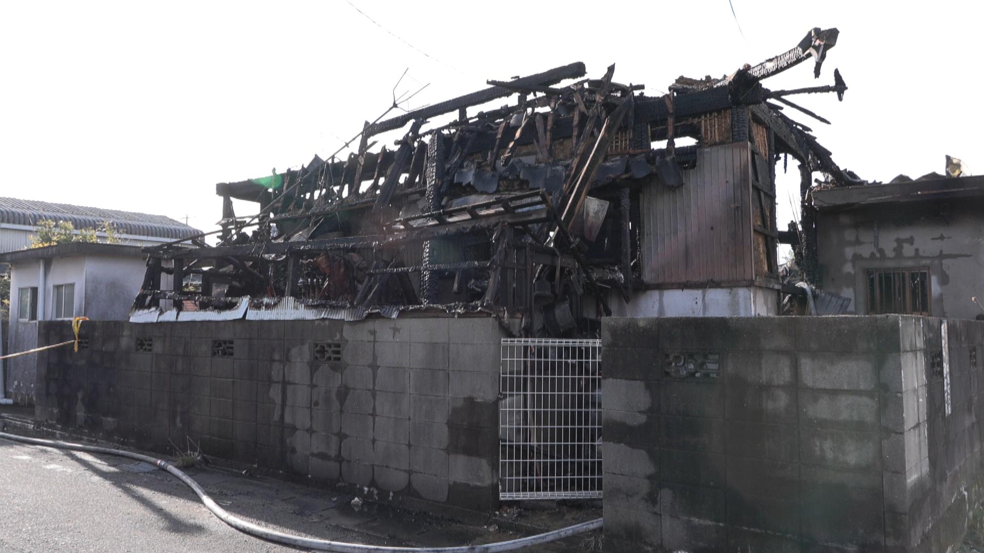 住宅火災　焼け跡から性別不明の遺体