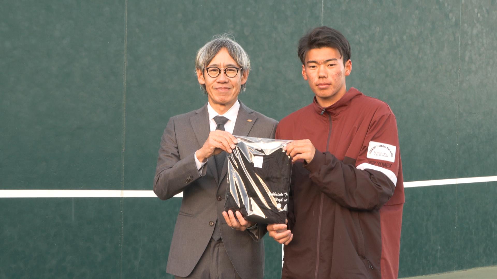 テニス全国大会出場校にウエア寄贈