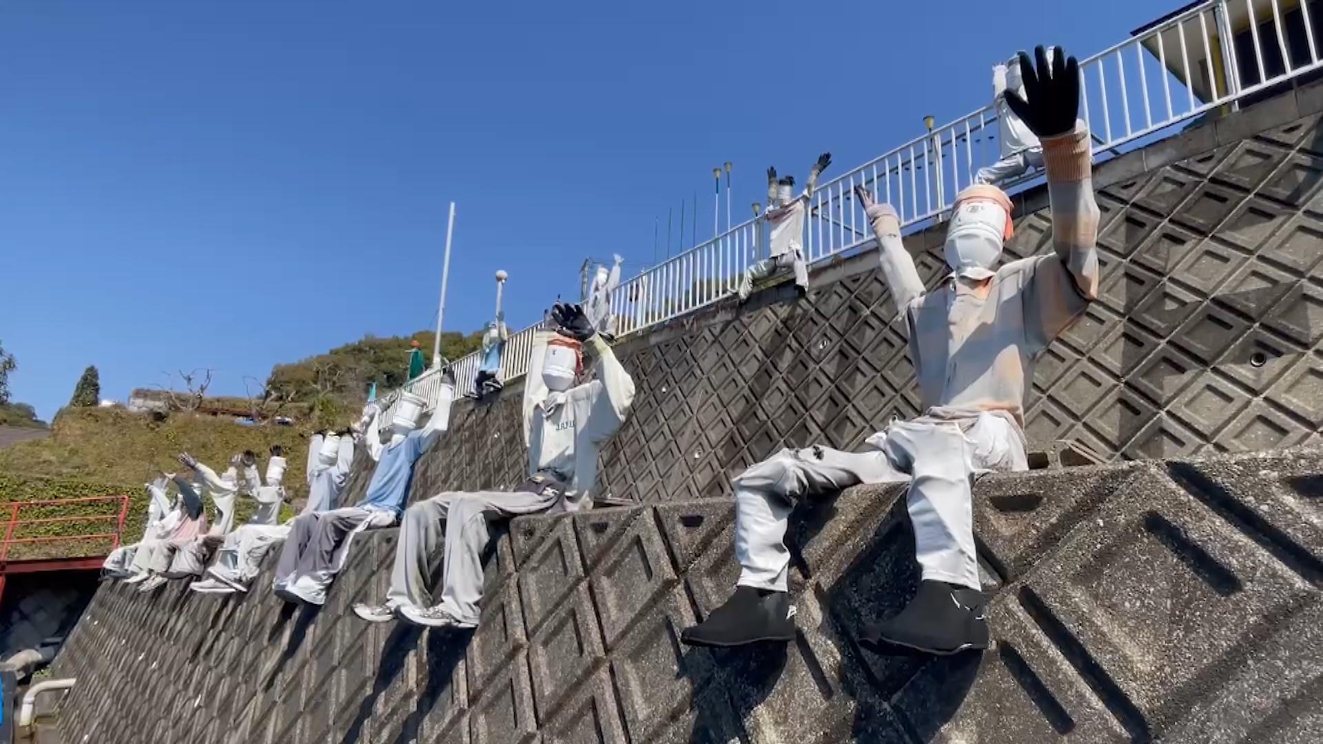 まるで大勢の人だかり　元教員の想いこもる手作りかかし120体