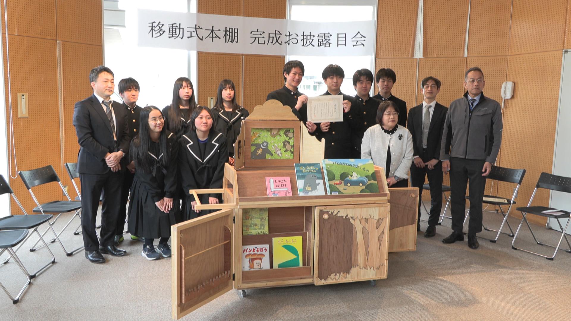 地元のロープウエイなどのデザイン随所に　高校生が移動式本棚を製作