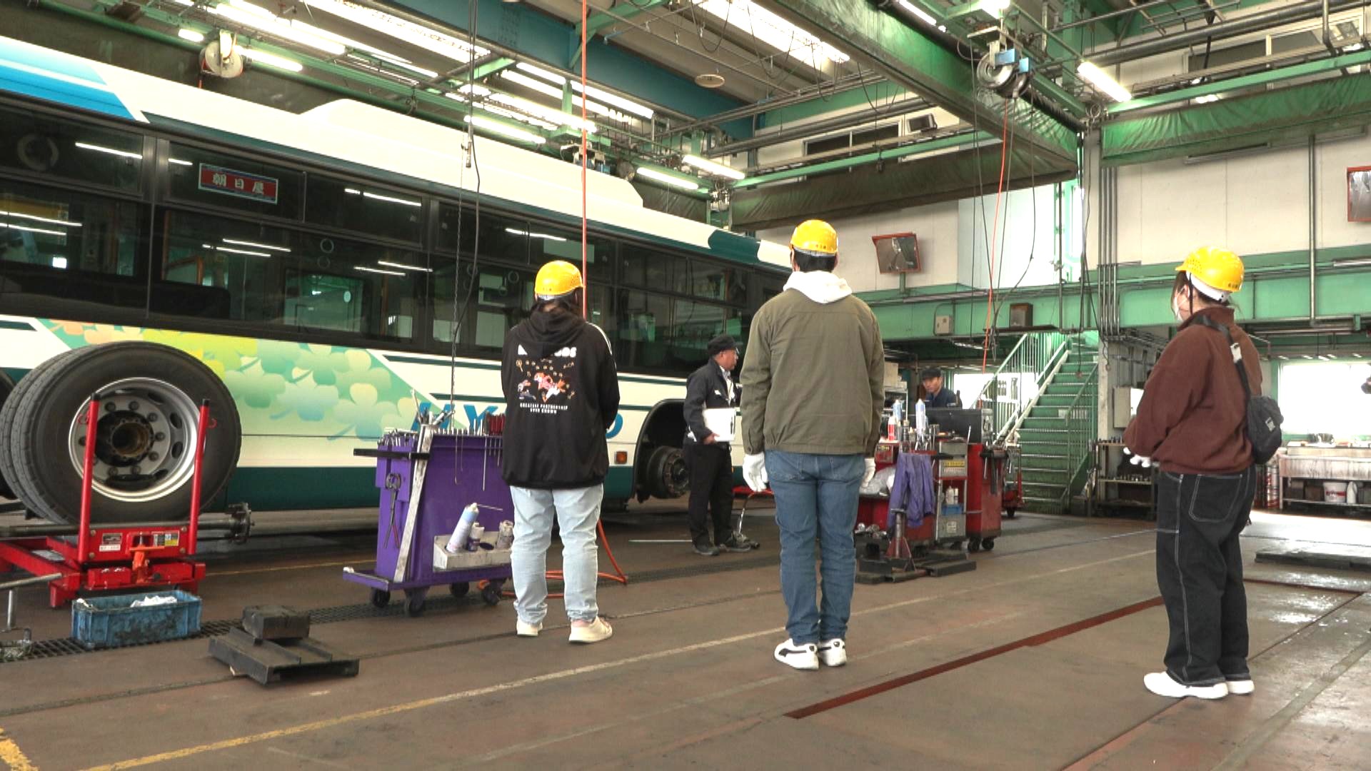 女性の参加者も　大型バス整備士の仕事体験会を三重交通が初開催