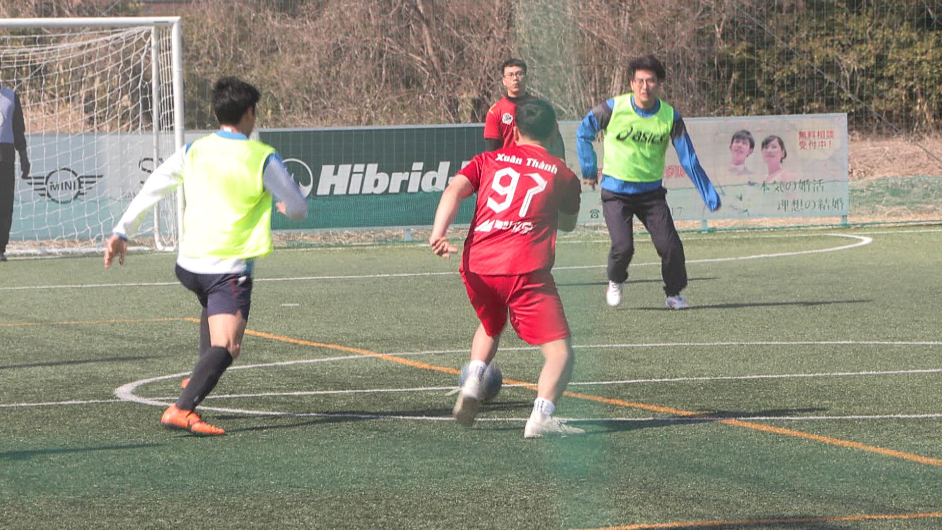 国籍を超えて交流　企業対抗フットサル大会を開催