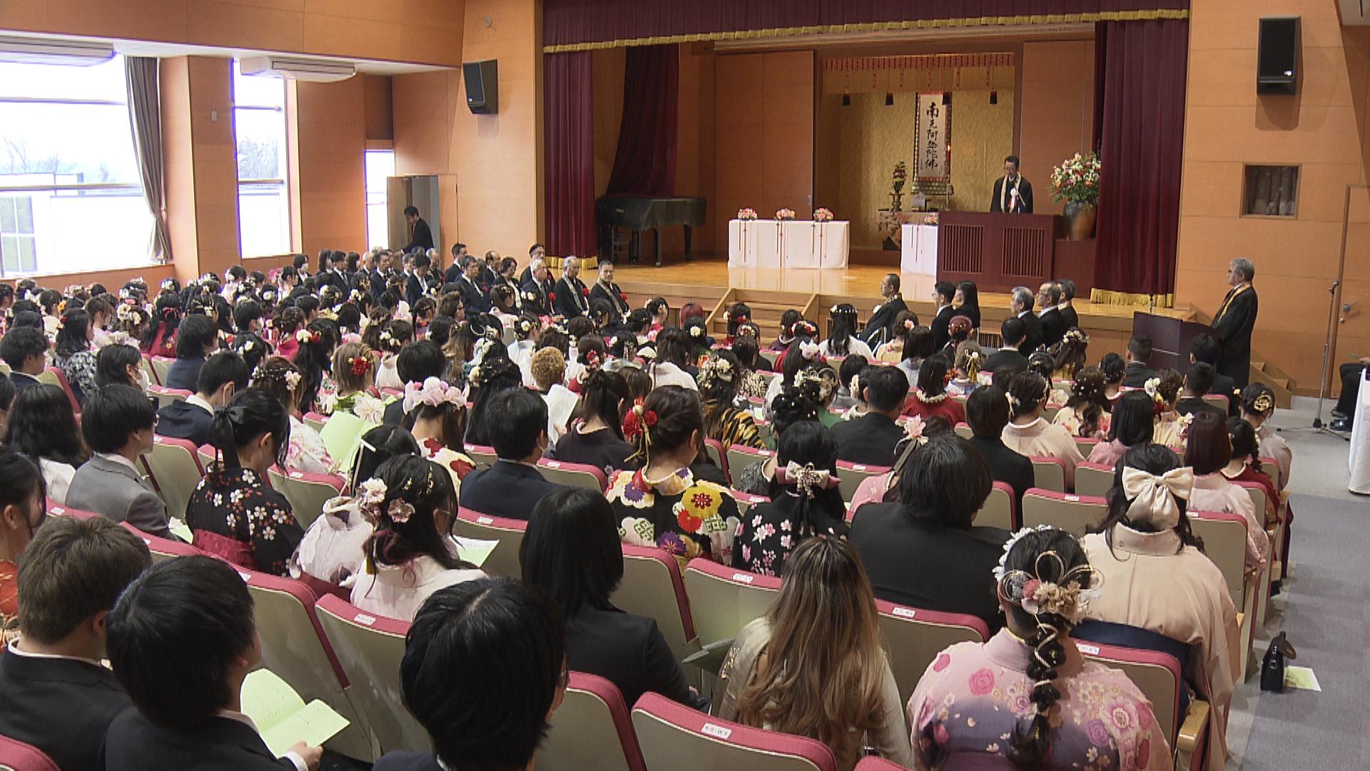 高田短大で240人が新たな門出　仏前での厳かな卒業式　
