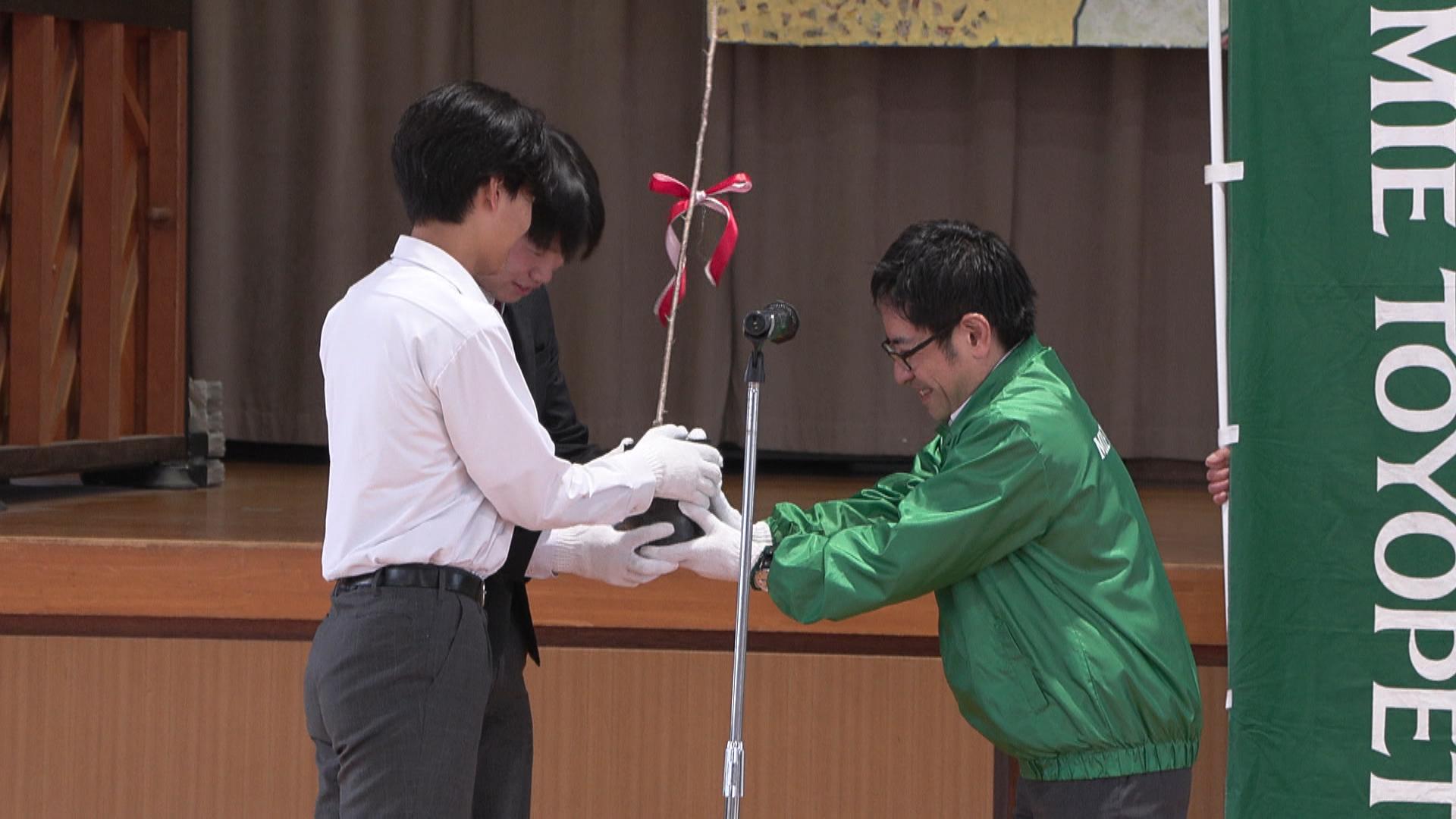 卒業を迎える中学生に　ソメイヨシノの苗木