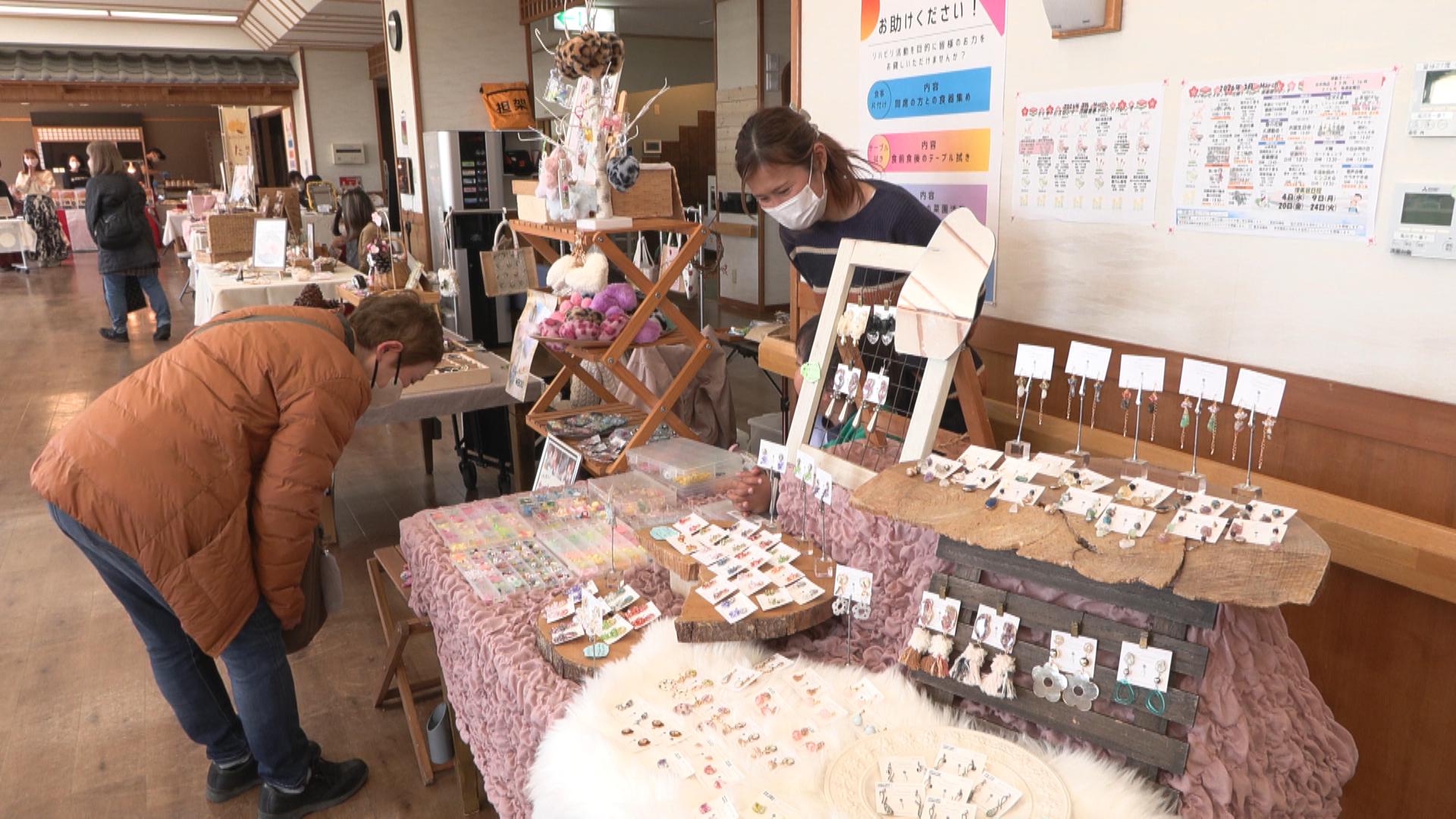 子どもたちがアイシングクッキーなどに挑戦　高齢者の在宅複合型施設でマルシェ