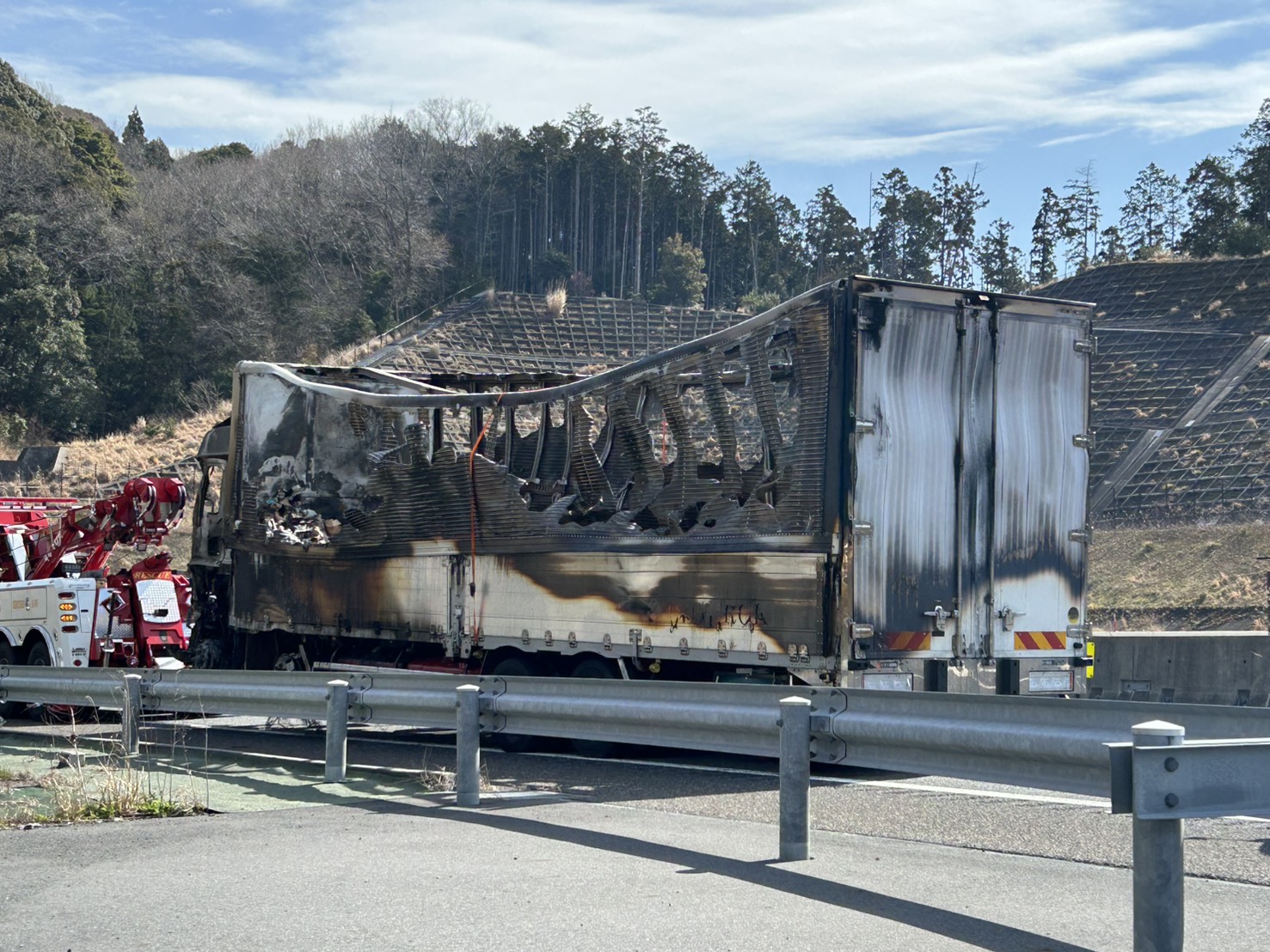 新名神のトンネルで事故　車両３台が燃え５人が死亡　