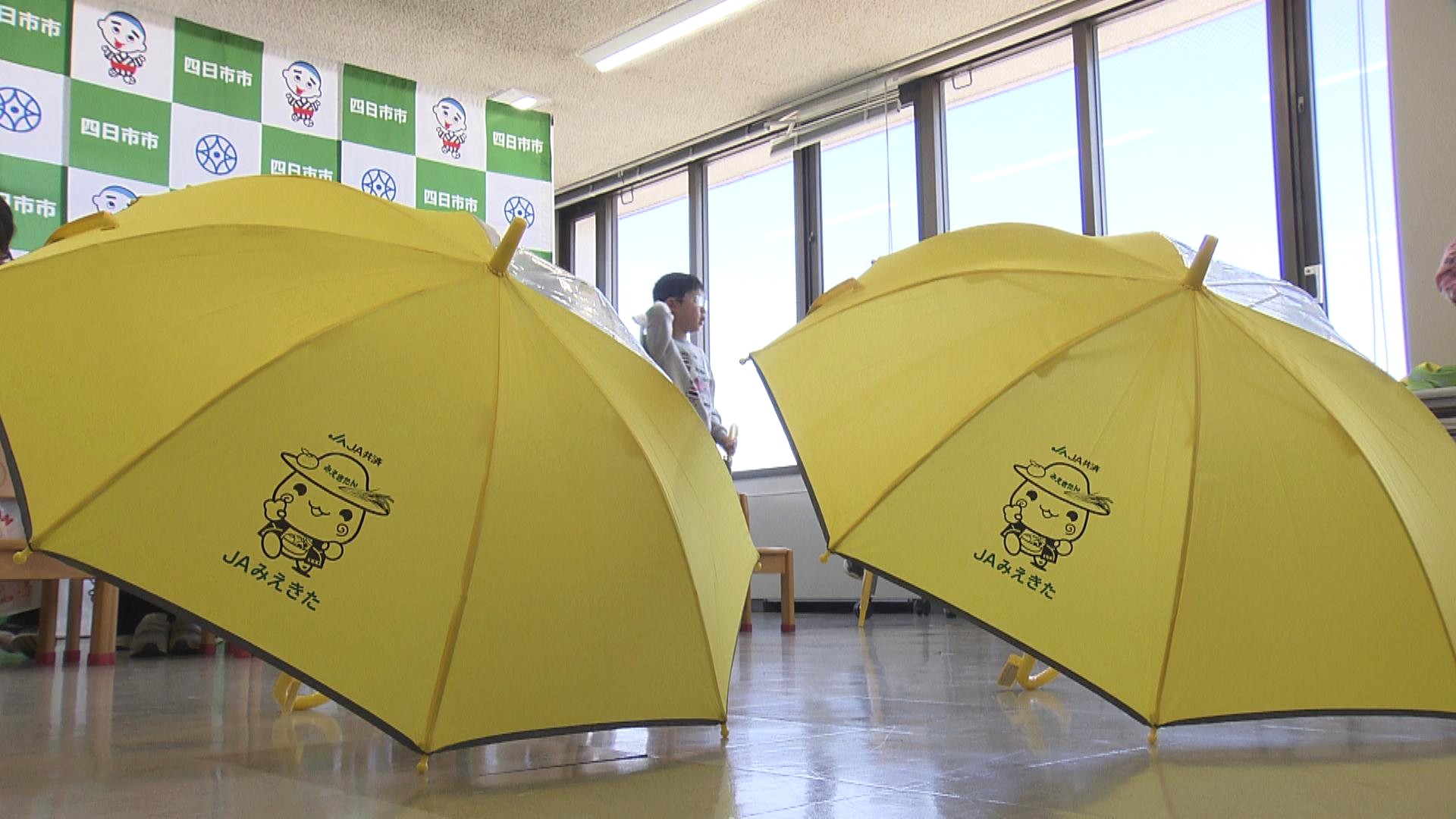 新入学児童を事故から守る　黄色い生地と反射材使用　交通安全傘を寄贈　三重