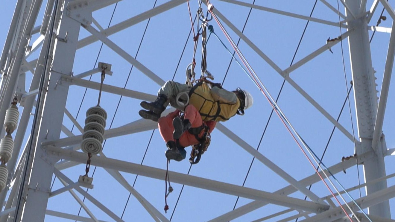 限られたルートなど　電力会社の鉄塔における高所救助の手順を確認